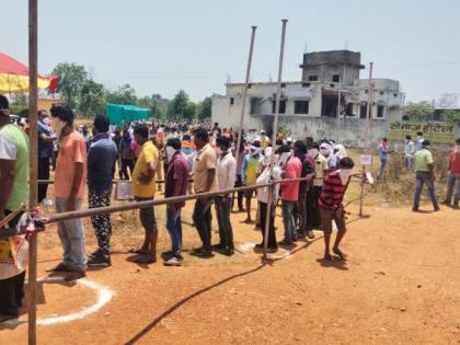 Huge crowd to buy liquor in Sakoli in Bhandara district | भंडारा जिल्ह्यातील साकोलीत दारू खरेदीसाठी प्रचंड गर्दी