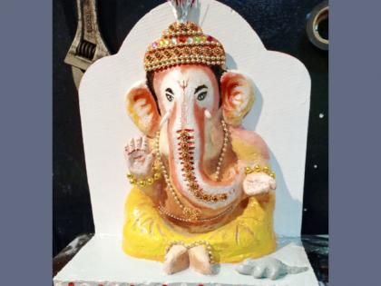 The idol ganpati bappa was made by the sailor's father sitting on a ship in South Africa | Video: दक्षिण अफ्रिकेत जहाजावर बसला नाविकांचा बाप्पा, अशी बनवली मूर्ती 