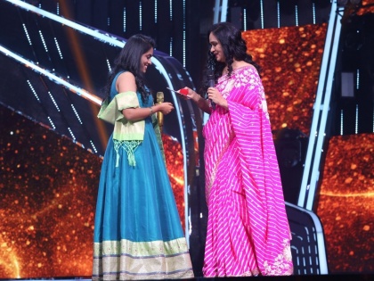 Padmini Kolhapure gave a special gift to Marathmolya Sayali in Indian Idol 12 | पद्मिनी कोल्हापुरे यांनी इंडियन आयडॉल १२ मधील मराठमोळ्या सायलीला दिले स्पेशल गिफ्ट