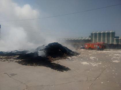 Massive fire at Mukutban in Yavatmal district: 2,000 quintals of cotton burnt | यवतमाळ जिल्ह्यात मुकूटबन येथील भीषण आग: दोन हजार क्विंटल कापूस खाक