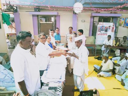 Health camps taken at the old age home ; Yavatmal district | वडिलांच्या पासष्टीनिमित्त वृद्धाश्रमात घेतले आरोग्य शिबीर; यवतमाळ जिल्हा