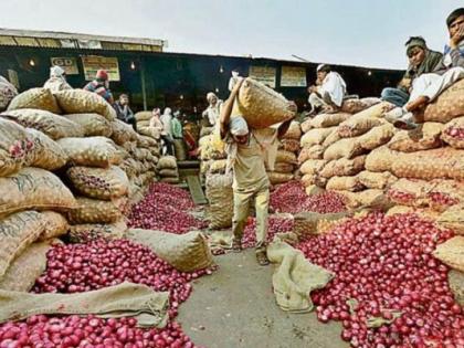 What do you say Rao; Fearing rains, farmers brought 1150 carts of onions to the market | काय सांगता राव; पावसाच्या भीतीने शेतकऱ्यांनी बाजारात आणला ११५० गाड्या कांदा