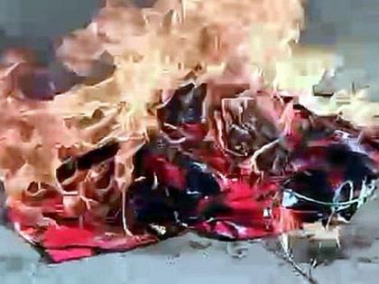 Maoist banners were burnt by women and students in Gadchiroli district | गडचिरोली जिल्ह्यात महिला व विद्यार्थिनींनी जाळले नक्षली बॅनर