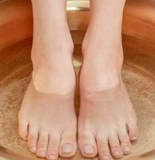 थंडीत पाय पांढरेफटक दिसतात? घरच्याघरी करा ‘हा’ उपाय, पाय होतील स्वच्छ मऊ; भेगाही दुखणार नाहीत