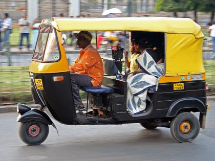 Rickshaw pullers; Businessman Strikes | रिक्षाचालकांची मुजोरी; व्यावसायिकास मारहाण