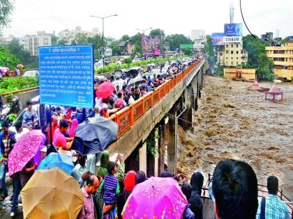 Godavari flooded; Heavy rainfall in the waterlogged area of Gangapur dam | गोदावरीचा पूर वाढला ;  गंगापूर धरणाच्या पाणलोट क्षेत्रात  जोरदार पाऊस