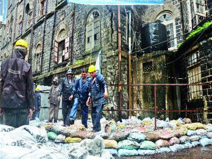  Bend the building on the main road | मनपाच्या मेनरोडवरील इमारतीला गोण्यांचा टेकू