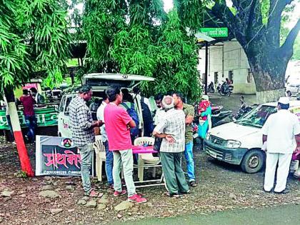 Vehicles filling up online forms at RTO | आरटीओत ऑनलाइन फाॅर्म भरणाऱ्या वाहनांचा ठिय्या