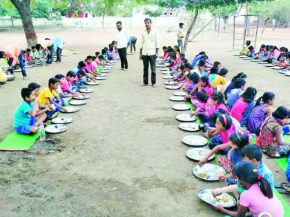 The mother has gone to work, the child is running the school | आई गेली मजुरीला, शाळाच सांभाळतेय लेकराला