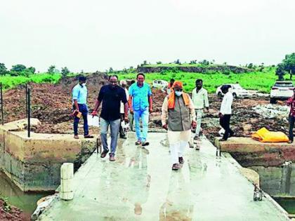 MLAs reached the dam on the complaint of farmers | शेतकऱ्यांच्या तक्रारीवरून आमदार पोहोचले बांधावर