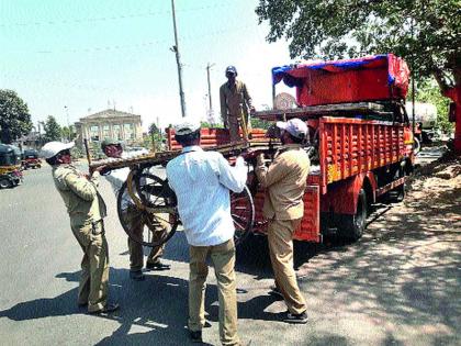 Barrier to action; The crime against the four | कारवाईत अडथळा;  चौघांविरुद्ध गुन्हा दाखल