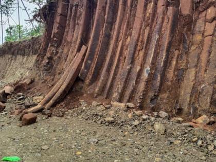 Ancient stone pillars found in road widening; Incidents in Zari taluka of Yavatmal district | रस्ता रुंदीकरण करताना सापडला खजिना; यवतमाळ जिल्ह्यातील झरी तालुक्यातील घटना