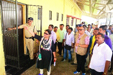 Inspection of Mukundwadi railway station with Aurangabad | औरंगाबादसह मुकुंदवाडी रेल्वेस्थानकाची पाहणी