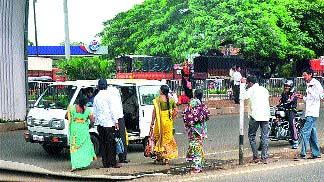 Vacancy in taxi drivers | प्रवासी घेण्यावरून टॅक्सीचालकांमध्ये वाद