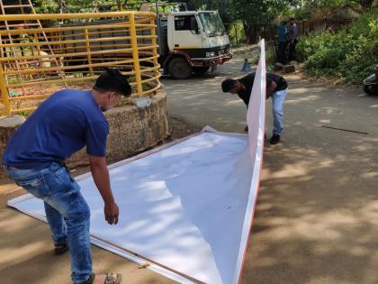 In Bhayandar, the municipality removed the illegal banner of Chhat Puja of politicians | भाईंदरमध्ये राजकारण्यांचे छटपूजेचे बेकायदा बॅनर पालिकेने काढले 