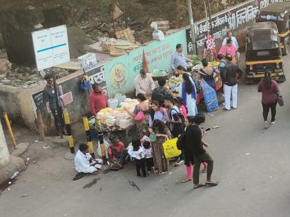 Bhayandar railway station and main roads are infested with hawkers | भाईंदर रेल्वे स्थानक आणि परिसरातील मुख्य रस्ते फेरीवाल्यांच्या विळख्यात