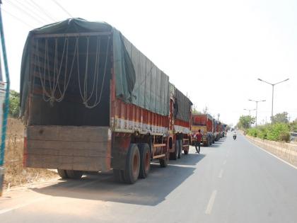  The control of the road taken by sandalwood industry | वाळूज उद्योगनगरी जडवाहनांनी घेतला रस्त्याचा ताबा