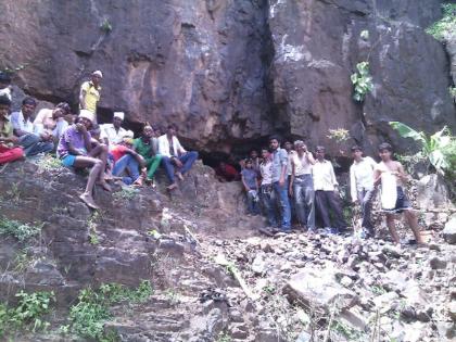 The cave of the Satpuda mountain range overlooks | सातपुड्याच्या पर्वत रांगेतील गुफा दुर्लक्षित