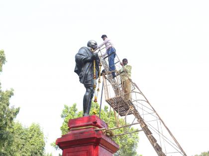 Tribute to Mahatma Gandhi on behalf of NMC | महापालिकेच्यावतीने महात्मा गांधी यांना आदरांजली