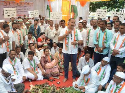 Protests by government over pile of crops | पिकांचा ढिगारा दाखवत सरकारचा निषेध Protests by government over pile of crops | पिकांचा ढिगारा दाखवत सरकारचा निषेध