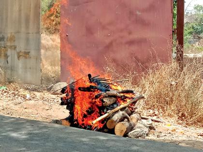 There is no graveyard in the town, so the funeral is on the road | गावात स्मशानभूमी नाही म्हणून चक्क रस्त्यावर अंत्यविधी