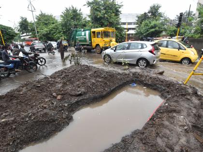 Due to the rains, the streets of the city, the patchwork of murals are gone, the roads are muddy. | पावसामुळे शहरात रस्त्यांची चाळण, मुरमाचे पॅचवर्क गेले वाहून, रस्ते चिखलाने माखले