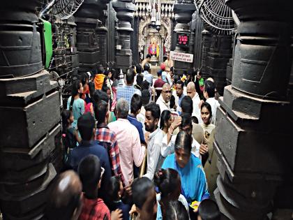 Devotees see the goddess from a silver umbra in the Ambabai temple | Kolhapur: गाभाऱ्याजवळून दर्शन घेता जणू आई अंबाबाईची गळाभेटच घडली!, भाविकांमधून समाधान