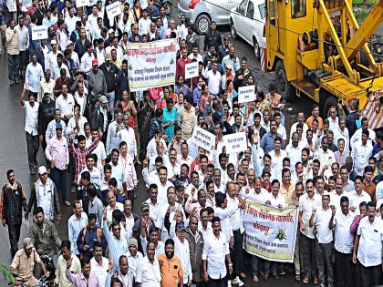 Teachers opposition to privatization, A march at the Collector office in Kolhapur | नको शाळांचे खासगीकरण..मुलांना शिकू द्या; कोल्हापुरात शिक्षकांचा जिल्हाधिकारी कार्यालयावर मोर्चा 