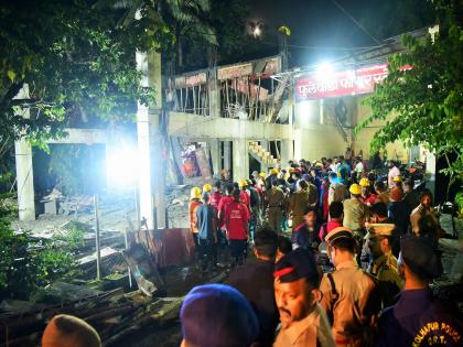 The construction of the Phulewadi Fire Station building worth Rs 49 lakh collapsed in an instant Question mark on the work of Kolhapur Municipal Corporation | Kolhapur- Phulewadi Fire Station building slab collapses: ४९ लाखांचे काम एका क्षणात कोसळले