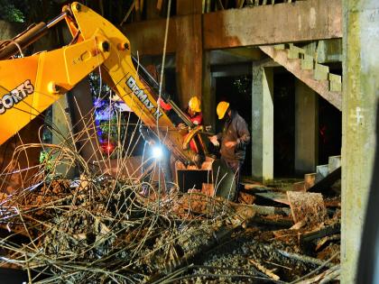 "Another person is trapped under the collapsed slab of the Phulewadi Fire Station building he shouted and everyone was stunned | Kolhapur- Phulewadi Fire Station building slab collapses: थांबा थांबा.. ढिगाऱ्याखाली अजून एकजण