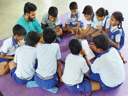 Children wrote their parents in English, a unique post-card writing program | मुलांनी आई-वडिलांना लिहिले इंग्रजीत पत्र, पोस्ट-कार्ड लिहिण्याचा अनोखा उपक्रम