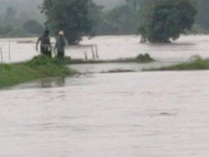 Villagers succeeded in pulling the farmer father and son out of the flood waters | शेतकरी पिता पुत्रांना पुराच्या पाण्यातून काढण्यास ग्रामस्थांना यश