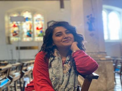 marathi actress prajakta mali shares london photo click by actor alok rajwade | Prajakta Mali : लंडनमध्ये प्राजक्ता माळीचे फोटो क्लिक करणारा फरहान आहे तरी कोण? पडला ना प्रश्न? वाचा उत्तर