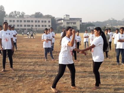 Kolhapur: Self-protection training for students of ABVIPP, Kolhapur Students | कोल्हापूर : अभाविपचे मिशन साहसी, कोल्हापूरात विद्यार्थीनींना स्व-संरक्षणाचे प्रशिक्षण