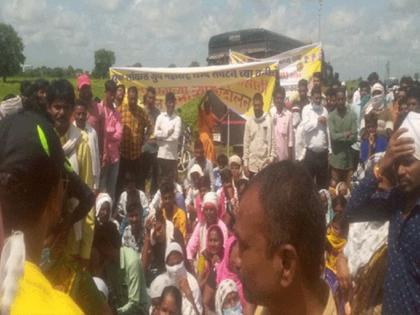 Jalasamadhi agitation of flood victims at Ganoja Devi | गणोजा देवी येथील पूरग्रस्तांचे जलसमाधी आंदोलन, दोन तास वाहतूक बंद