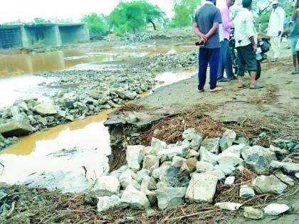 An alternative bridge of the Sun-Ganganga river is carried out in the flood | सूर्यगंगा नदीचा पर्यायी पूल पुरात वाहून गेला