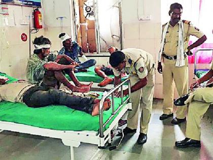 Ten laborers were injured in reverse of the miniature truck | मिनीट्रक उलटून दहा मजूर जखमी Ten laborers were injured in reverse of the miniature truck | मिनीट्रक उलटून दहा मजूर जखमी