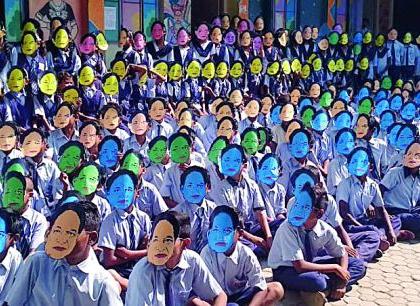 300 masks laid out on the birth anniversary of Dadasaheb | दादासाहेबांच्या जयंतीनिमित्त ३०० मुखवट्यांची मांडणी