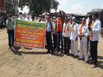 Road agitation by BJP at Dahivel Fata in Dhule district for road repairs | रस्ता दुरूस्तीसाठी धुळे जिल्ह्यातील दहिवेल फाटा येथे भाजपतर्फे रस्तारोको आंदोलन