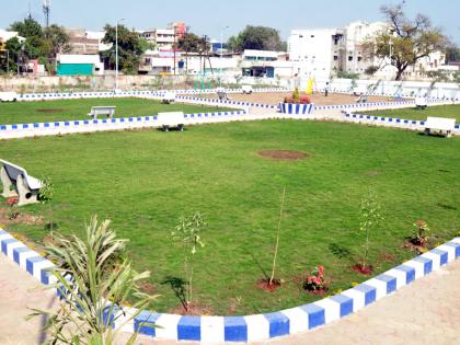 Convenient garden for police families in Beed | बीडमध्ये पोलीस कुटुंबांसाठी साकारतेय सुविधायुक्त उद्यान