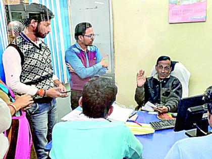 Lack of facilities at Tumsar's nationalized bank | तुमसरच्या राष्ट्रीयीकृत बँकेत सोईसुविधांचा अभाव Lack of facilities at Tumsar's nationalized bank | तुमसरच्या राष्ट्रीयीकृत बँकेत सोईसुविधांचा अभाव