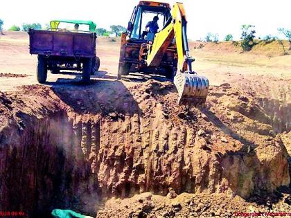 Saras mining of Muruma from the Dongargoan lake | डोंगरगाव तलावातून मुरूमाचे सर्रास खनन