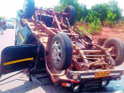 11 women seriously injured in the accident | अपघातात ११ महिला गंभीर जखमी