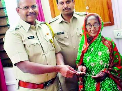 And the stolen jewelry was returned to the old women | अन् चोरीस गेलेले दागिने वृद्धेला मिळाले परत And the stolen jewelry was returned to the old women | अन् चोरीस गेलेले दागिने वृद्धेला मिळाले परत