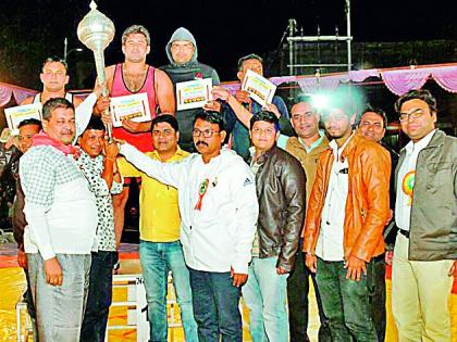 Rohtak's pahlawane conferred the honor | रोहतकच्या पहेलवानाने पटकाविली मानाची गदा