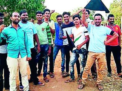 Voting made by young men with black ribbons at Tae | तई येथे काळ्या फिती लावून तरूणांनी केले मतदान