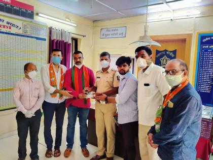 Distribution of masks and sanitizers to the police | पोलिसांना मास्क, सॅनिटायझरचे वाटप