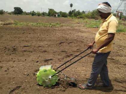 A small machine sowing soybean | लहानशा यंत्राची कमाल... सोयाबीन पेरणी करतयं धमाल...