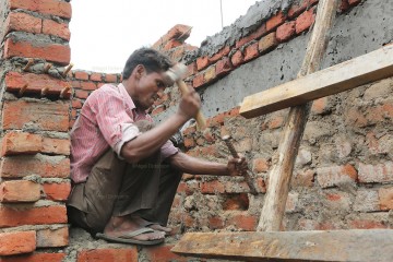 mahaamandalaakadae-sahaa-hajaara-kaotai-pana-baandhakaama-kaamagaara-upaasai | महामंडळाकडे सहा हजार कोटी; पण बांधकाम कामगार उपाशी