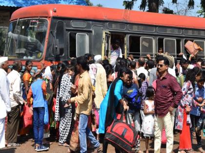  The nature of the journey to Dhule bus station, the return journey of the servants continues | धुळे बसस्थानकाला आले यात्रेचे स्वरूप, चाकरमान्यांचा परतीचा प्रवास सुरू